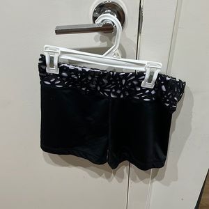Yoga shorts with waist detailing
